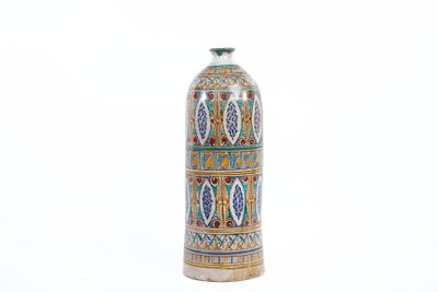 un vase posé sur une surface blanche