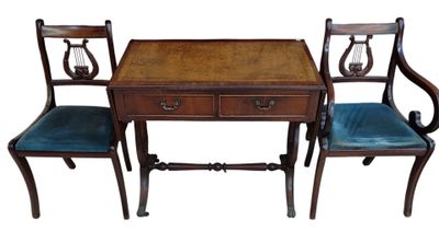 deux chaises et une table avec un plateau en bois
