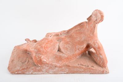 statue d'une femme allongée sur le dos sur une surface blanche