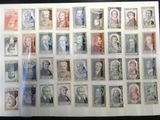 une image d'une collection de timbres sur une table