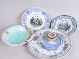 plusieurs assiettes, ornées de motifs variés, posées sur une table