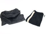 un pantalon noir et une veste noire sur fond blanc