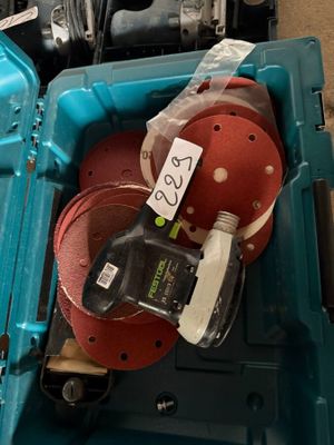 une valise bleue contenant un casque et d'autres objets