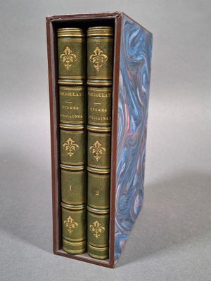 deux livres dans un coffret en bois posé sur une table