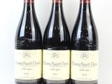 trois bouteilles de vin sont alignées sur une surface blanche