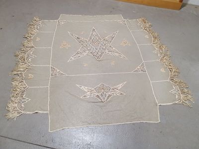 Important tissu en soie, travail de filet au crochet à décor…