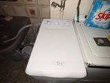 une machine à laver blanche et un sèche-linge dans une petite pièce