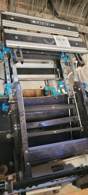 l'image d'une machine située à l'intérieur d'un bâtiment