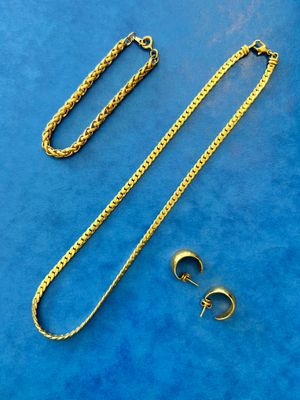 Un lot fantaisie comprenant un collier, un bracelet et une p…