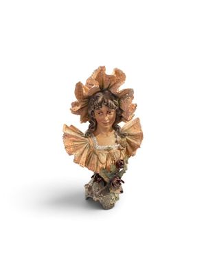 figurine représentant une femme en robe, avec une fleur sur la tête
