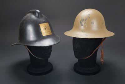 deux casques sont posés l'un sur l'autre sur une surface noire