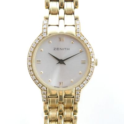 une photo d'une montre-bracelet pour femme dotée d'une lunette sertie de diamants