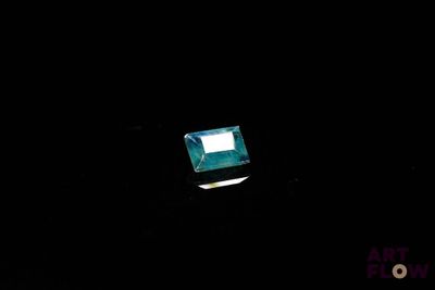 un ordinateur portable posé sur une table, dans l'obscurité