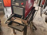 une image d'une machine à souder dans un garage