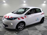 une photo d'une voiture blanche avec une bande rouge et blanche sur le côté