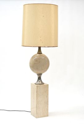 une lampe posée sur une table