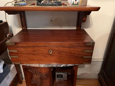 une petite table en bois surmontée d'un tiroir