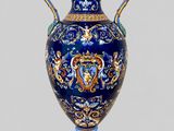 un grand vase bleu orné d'un motif doré