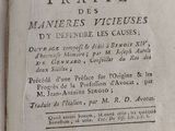 un vieux livre écrit posé sur une table