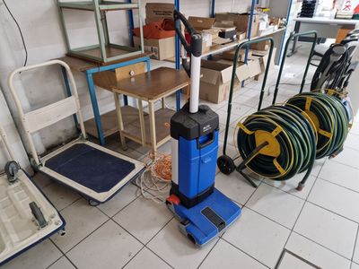 a blue machine that is sitting on the floor in a room