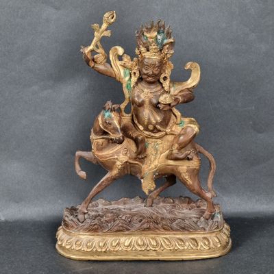 Statue de Palden Lhamo en bronze patiné, représenté sur sa m…