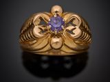un gros plan d'une bague en or sertie d'un saphir couleur beige