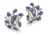 une paire de boucles d'oreilles en saphir et diamant
