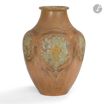 un vase brun posé sur une surface blanche