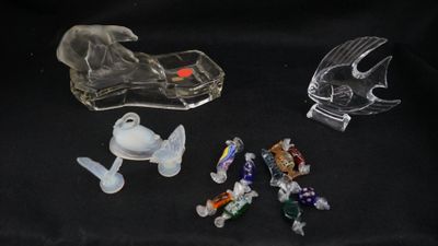 Un ensemble de verrerie : un important vide poche à motif d'… - Photo 1