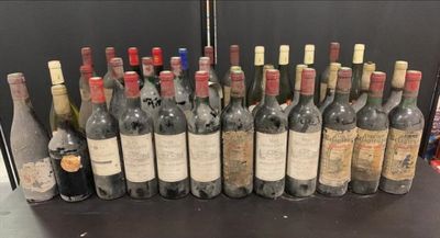 plusieurs bouteilles de vin sont alignées sur une table