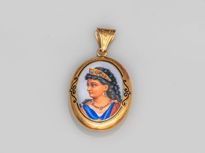 un portrait en or et émail représentant une femme en robe bleue