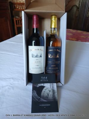 deux bouteilles de vin posées dans une boîte sur une table