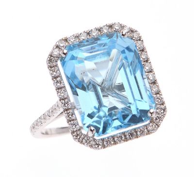 BAGUE en or gris 750 °/°° centrée d'une topaze bleue de tail…