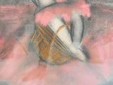 le dessin d'une femme en robe rose tenant un panier