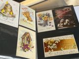une pile de cartes postales posées sur une table