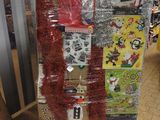 un gros bagage emballé dans du plastique, posé par terre