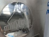 une plaque métallique fixée sur le côté d'une machine