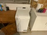 un lave-linge et un sèche-linge dans une petite pièce