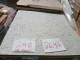 deux boîtes de pizza posées sur une table dans un magasin