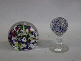 deux vases en verre posés l'un à côté de l'autre sur une table