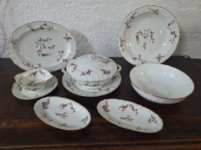 une table sur laquelle se trouvent plusieurs assiettes et bols