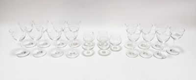 PARTIE DE SERVICE de verres à pied en verre moulé pressé, à …