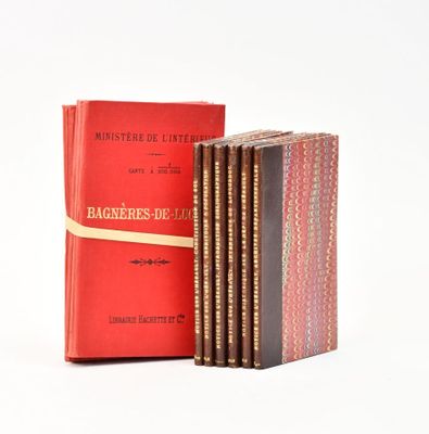plusieurs livres sont empilés sur une surface blanche