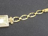 une image d'un gros plan d'une montre-bracelet sur une surface noire