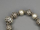 bracelet en argent orné de perles et de perles d'argent sur un fond gris
