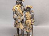 statue représentant un homme et une femme debout l'un à côté de l'autre