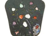 une photo d'une plaque décorative en pierre ornée de fleurs et d'oiseaux