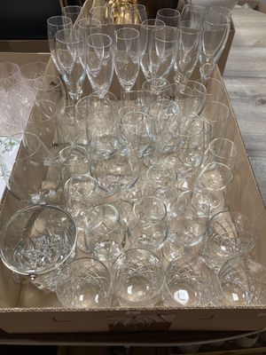 une boîte remplie de verres à vin vides posée sur une table