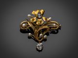 une broche en or et diamants ornée de fleurs et de perles