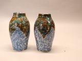 deux vases posés côte à côte sur une surface blanche